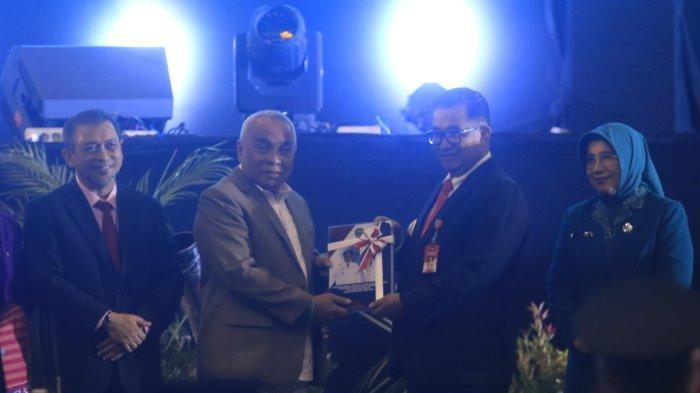 SERTIJAB PISAH SAMBUT-Isran Noor didampingi Hadi Mulyadi salam komando dengan Pj Gubernur  Kalimantan Timur, Akmal Malik pada Serah Terima Jabatan dan Pisah Sambut  Gubernur dan Wakil Gubernur Kaltim Masa Jabatan 2018-2023 kepada Pj. Gubernur Kaltim, di  Plenary Hall Sempaja Samarinda,Kalimantan Timur, Rabu (4/10/2023).TRIBUNKALTIM.CO/NEVRIANTO