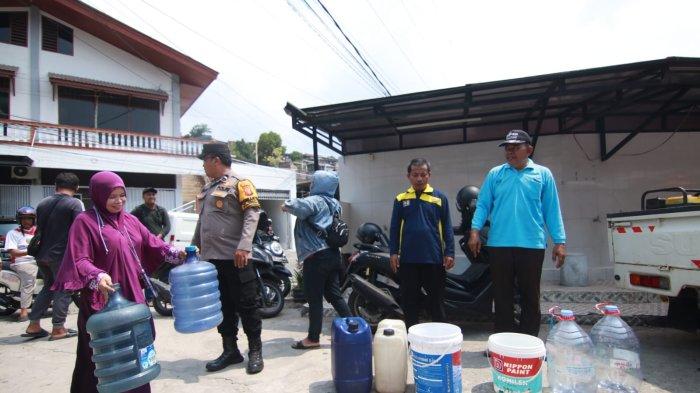 Polresta Balikpapan dan IJTI Balikpapan bersatu dalam bakti sosial, menyalurkan air bersih bagi warga Balikpapan dalam rangka Hari Jadi Humas Polri ke-72 dan Hari Jadi IJTI ke-25, Rabu (4/10/2023). Kapolresta Balikpapan dan Ketua Korda IJTI secara simbolis melepas konvoi bantuan air yang terdiri dari 7 mobil pickup dan 1 kendaraan taktis berkapasitas besar.