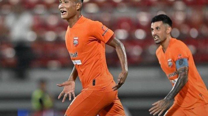 Selebrasi dari Ahmad Nur Hardianto usai mencetak gol kemenangan untuk Borneo FC Samarinda.