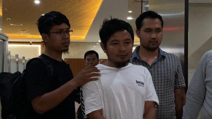 Vokalis band Zivilia, Zulkifli alias Zul Zivilia usai diperiksa terkait jaringan bandar besar narkoba Fredy Pratama di Bareskrim Polri, Jakarta Selatan, Kamis (5/10/2023).