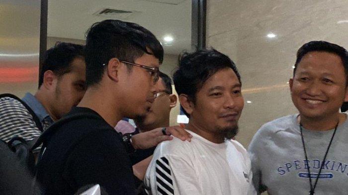 Vokalis band Zivilia, Zulkifli alias Zul Zivilia (baju putih) usai menjalani pemeriksaan terkait jaringan bandar besar narkotika Fredy Pratama di Bareskrim Polri, Jakarta Selatan, Kamis (5/10/2023).