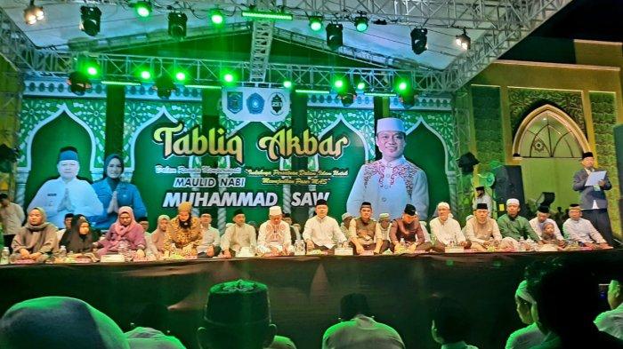 Suasana saat Ustaz Dasad Latif menyampaikan ceramah pada Tabliq Akbar memperingati Maulid Nabi Muhammad SAW, di depan ribuan masyarakat Paser di Halaman Masjid Agung Nurul Falah, Kecamatan Tanah Grogot, Kabupaten Paser, Kalimantan Timur, Minggu (8/10/2023) malam.