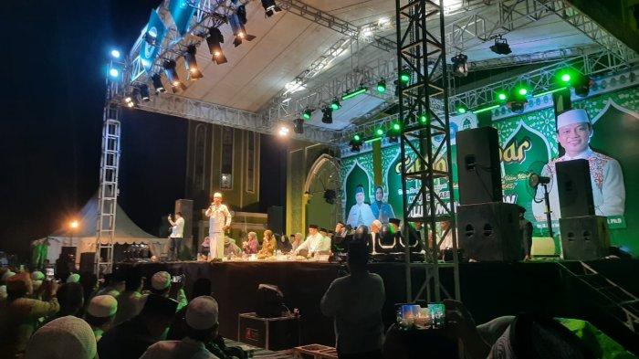 Ustaz Das'at Latif saat menyampaikan ceramah memperingati Maulid Nabi Muhammad SAW di Tanah Grogot, Minggu (8/10/2023) malam.