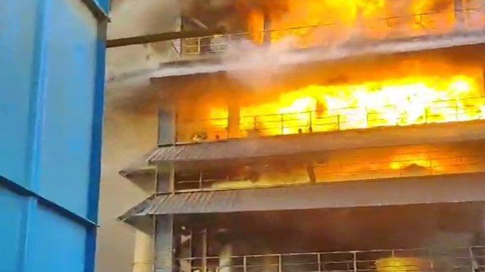 Kebakaran tersebut terjadi pada pabrik smelter nikel yang berada di Kelurahan Pendingin, Kecamatan Saangasanga, Kutai Kartanegara, Kalimantan Timur, Rabu (11/10/2023).