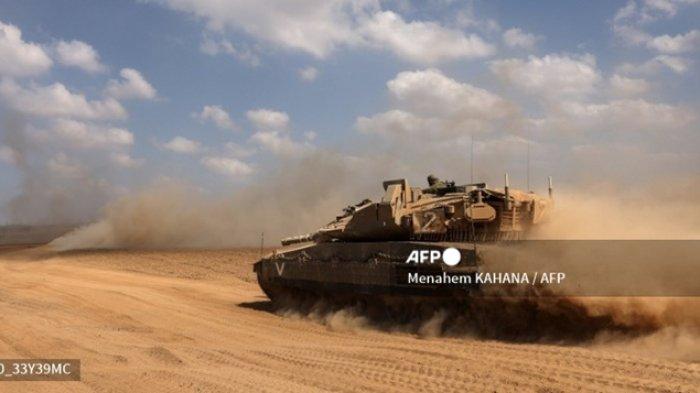 Tank tempur Merkava tentara Israel bergerak dalam konvoi di sepanjang perbatasan dengan Jalur Gaza di Israel selatan pada 13 Oktober 2023.