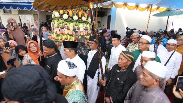 Suasana di Sasono Agung Suryo Alam, Balikpapan, saat diselenggarakan Haul Akbar Walisongo dan Syekh Abdul Qadir Jailani yang mempersatukan umat Muslim dari berbagai latar belakang etnis, Minggu (15/10/2023). Pengasuh Romo KH R Maulana Haris Abdillah memaparkan pesan kebersamaan, sementara Walikota Balikpapan, Rahmad Mas'ud, mengajak semua untuk berdoa dan merayakan kelahiran Nabi Muhammad serta menekankan pentingnya toleransi dan ketakwaan dalam menjaga kemajemukan.