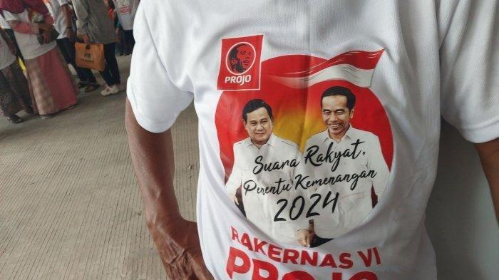 PROJO DUKUNG PRABOWO - Relawan Projo menggunakan kaus berwarna putih menampilkan Jokowi bergandengan dengan Prabowo
