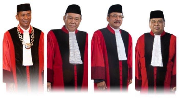 (Dari kiri ke kanan) Saldi Isra, Wahiduddin Adams, Suhartoyo, dan Arief Hidayat. Ada empat hakim yang berbeda pendapat atau tidak setuju terkait putusan MK soal kepala daerah yang belum berusia 40 tahun bisa menjadi capres-cawapres.