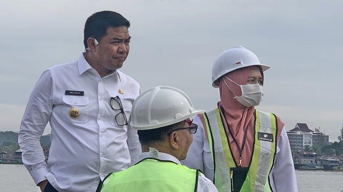 Walikota Samarinda, Andi Harun saat meninjau progres dari proyek Teras Samarinda di segmen I di depan kantor Gubernur Provinsi Kalimantan Timur, Jalan Gajah Mada Samarinda pada Rabu (18/10/2023).