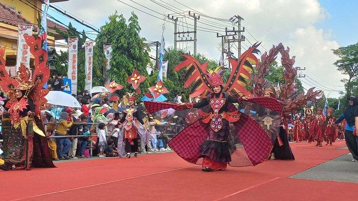 Peserta Bontang City Carnaval tampil mengenakan kostum menarik menghibur masyarakat yang rela bertahan di bawah terik panas matahari, Sabtu (21/10/2023).