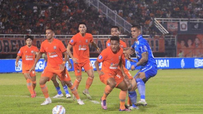 Bek Borneo FC Samarinda, Fajar Fathurrahman, Leo Lelis,Leo Guntara pada pertandingan Liga 1 melawan Persib di Stadion Segiri Samarinda Kalimantan Timur, Sabtu (21/10/2023).