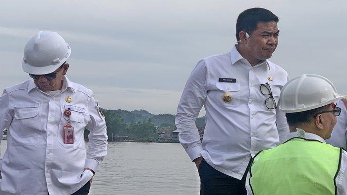 TERAS SAMARINDA - Walikota Samarinda, Andi Harun saat meninjau progres dari proyek Teras Samarinda di segmen I di depan kantor Gubernur Provinsi Kalimantan Timur, Jalan Gajah Mada Samarinda pada Rabu (18/10/2023).