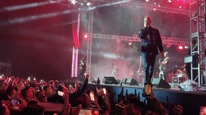Pentolan Dewa 19 Ahmad Dhani saat konser di Lanud Wiriadinata Tasikmalaya, Jawa Barat, Sabtu (21/10/2023) malam.