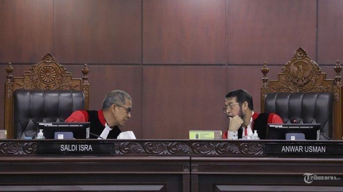Ketua Mahkamah Konstitusi Anwar Usman (kanan) berbincang dengan Hakim Konstitusi Saldi Isra (kiri), Senin (23/10/2023).