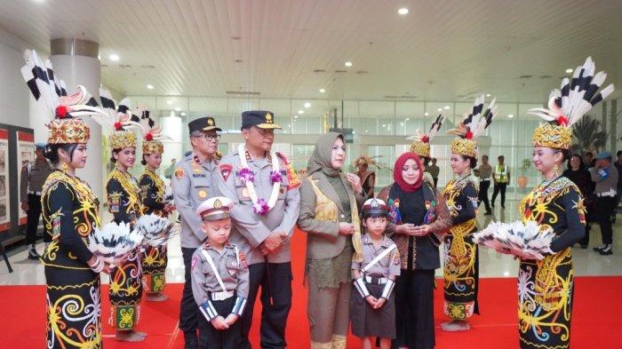 Irjen Pol Nanang Avianto, Kapolda Kalimantan Timur baru, tiba di Kota Balikpapan pada Senin (23/10/2023) dengan sambutan meriah yang melibatkan pejabat utama Polda Kaltim dan tarian adat Dayak. Nanang menggantikan Irjen Pol Imam Sugianto, yang dilantik oleh Kapolri Jenderal Pol Listyo Sigit Prabowo.
