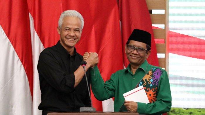 Ganjar Pranowo dan Mahfud MD berfoto bersama usai pengumuman Bakal Calon Presiden dari PDIP di Kantor DPP PDI Perjuangan, Jakarta, Selasa (18/10/2023).