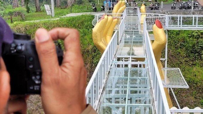 Jembatan kaca pecah di tempat wisata The Geong, Kompleks Hutan Pinus Limpakuwus, Kabupaten Banyumas, Jawa Tengah, Rabu (25/10/2023).