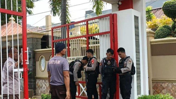 Aparat yang berjaga di kompleks Perumahan Vila Galaxy, Jaka Setia, Bekasi Selatan, Kota Bekasi, Kamis (26/10/2023). Penjagaan dilakukan terkait dengan penggeledahan rumah Ketua KPK Firli Bahuri.