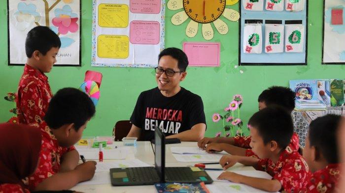 ASESMEN DIAGNOSTIK - Jumriani guru kelas III di SD Negeri 008 Desa Binai, Kecamatan Tanjung Palas Timur melakukan asesmen diagnostik untuk menilai tingkat kemampuan membaca siswa. Penggunaan asesmen diagnostik sebagai dasar penyusunan materi belajar merupakan salah satu karakteristik Kurikulum Merdeka. TRIBUNKALTIM.CO/HO/Disdikbud Bulungan
