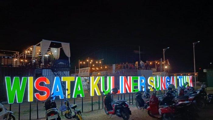 Lapak pedagang yang mengalami kerusakan pada bagian atap atau lantai atas, yang ada di Wisata Kuliner (Wiskul) Sungai Tuak, Kecamatan Tanah Grogot, Kabupaten Paser, Kalimantan Timur.