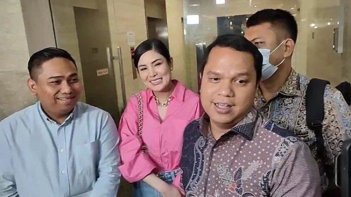 Penyanyi sekaligus pacar dari tersangka kasus kepemilikan senjata api (senpi) ilegal Dito Mahendra, Anindia Yandirest Ayunda Fadli atau Nindy Ayunda (NA) di Bareskrim Mabes Polri, Jakarta, Rabu (31/5/2023).