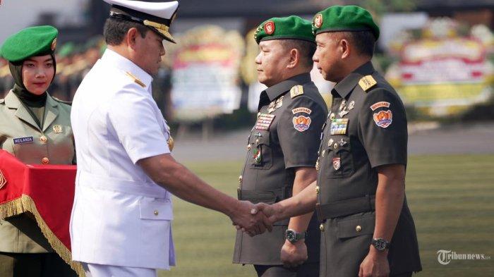 Panglima TNI Laksamana TNI Yudo Margono memimpin serah terima jabatan Kepala Staf Angkatan Darat (Kasad) dari Jenderal TNI Dudung Abdurachman kepada Jenderal TNI Agus Subiyanto.