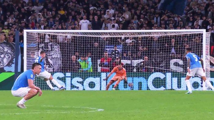 Eksekusi penalti Ciro Immobile di menit akhir dalam pertandingan Liga Italia Serie A antara Lazio vs Fiorentina yang berakhir dengan skor 1-0, Selasa (31/10/2023) pagi WIB.