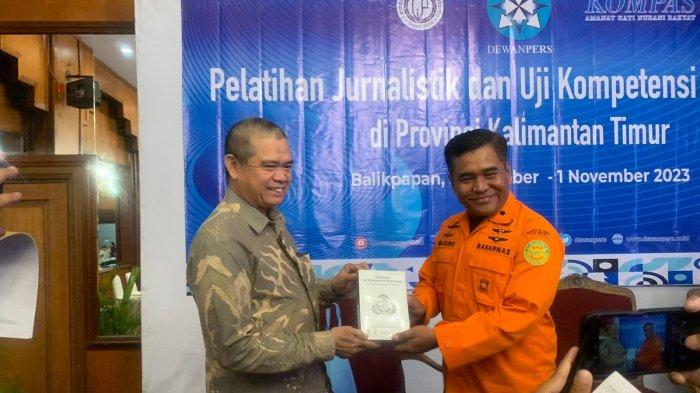 Mujiono, Penata Kelola Pencarian dan Pertolongan Ahli Basarnas Balikpapan bersama Lahyanto Nadie selaku Penguji Uji Kompetensi Wartawan dalam konferensi pers bersama wartawan di Hotel Gran Senyiur Balikpapan pada Selasa (31/10/2023).TRIBUNKALTIM.CO/HO