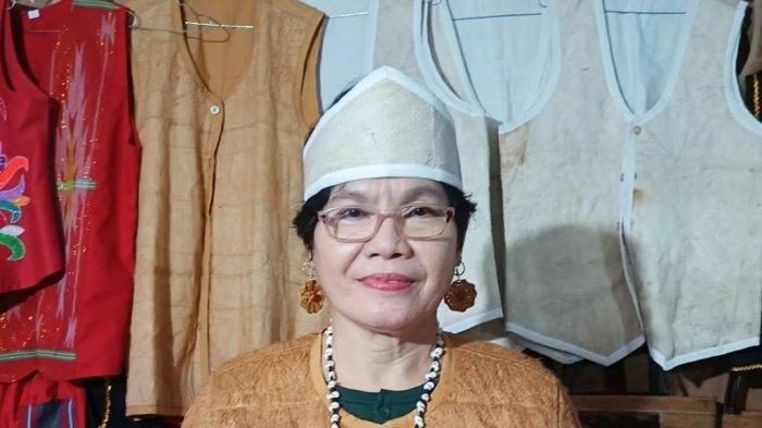 Ibu Mulan Miri (58) warga Kampung Payang Kecamatan Muara Lawa, Kabupaten Kutai Barat tampak fokus membuat songkok adat etnis Dayak Benuaq untuk diberikan kepada Presiden Republik Indonesia, Ir. H. Joko Widodo saat kunjungan kerjanya di wilayah Kabupaten Kutai Barat yang dijadwalkan pada tanggal 5 November 2023 bertepatan dengan puncak Festival Dahau (sukuran ulang tahun) Kabupaten Kutai Barat ke-24 tahun.TRIBUNKALTIM.CO/ZAINUL