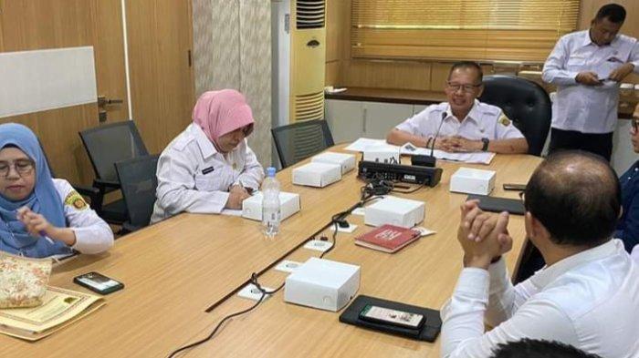 Asisten II Sekretariat Daerah Kota Samarinda Sam Saimun ketika memimpin rapat persiapan seleksi direksi dan dewas Perumdam Tirta Kencana, Rabu (1/11/2023).