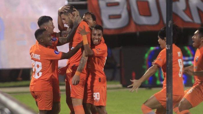 SELEBRASI-Striker Borneo FC, Felippe Cadenazzi bersama penggawa Borneo FC lainnya seusai membobol gawang Persik pada pertandingan Liga 1 di Stadion Segiri Samarinda, Kalimantan Timur, Kamis (2/11/2023).