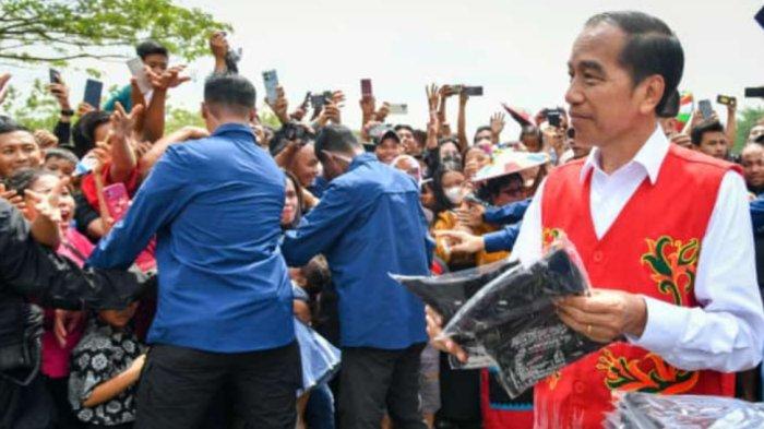Presiden Republik Indonesia Ir. H. Joko Widodo dianugerahi gelar kehormatan adat bangsawan masyarakat suku Dayak Benuaq saat melakukan kunjungan kerja di wilayah Kabupaten Kutai Barat (Kubar) Kalimantan Timur pada Jumat (3/11/2023).
