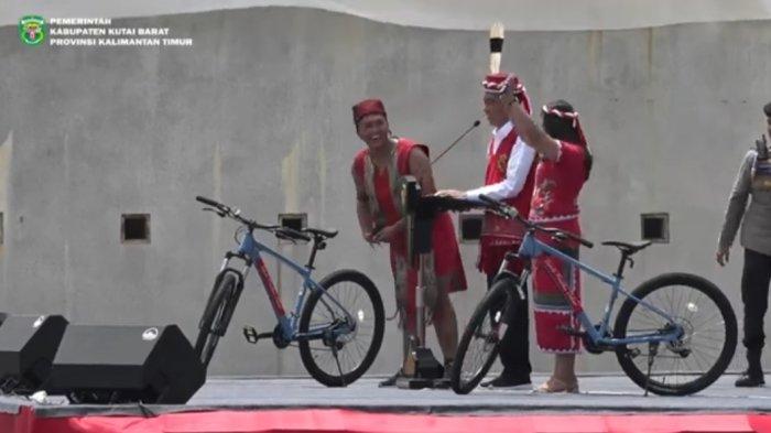 Rino Erlangga dan Cristin merupakan dua dari ribuan masyarakat Kutai Barat yang beruntung mendapat hadiah sepeda gunung dari Presiden Jokowi setelah mempu menjawab tantangan Presiden untuk menghafalkan teks Pancasila di hadapan ribuan masyarakat yang menghadiri Festival Dahau di Alun-alun Itho Sendawar Kutai Barat, Kalimantan Timur pada Jumat (3/11/2023).