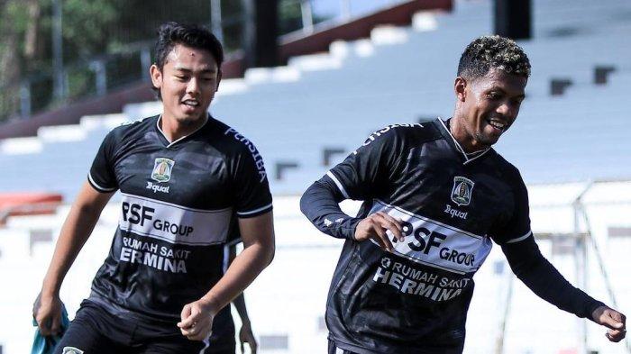 Ilustrasi pemain Persiba Balikpapan berlatih di Stadion Klabat Manado.