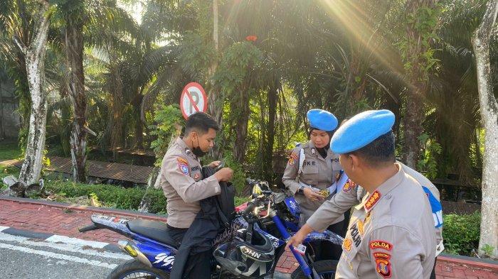 Bidang Propam Polda Kaltim melakukan operasi Gaktibplin untuk menegakkan disiplin anggota Polri, menyoroti penggunaan kendaraan dan tata tertib berpakaian, Rabu (8/11/2023). Enam personel terjaring dalam pelanggaran, mereka dikenakan hukuman fisik dan diminta mengisi blanko pelanggaran. Tindakan ini diharapkan memberikan efek jera agar anggota Polri patuh pada aturan disiplin di masa mendatang.