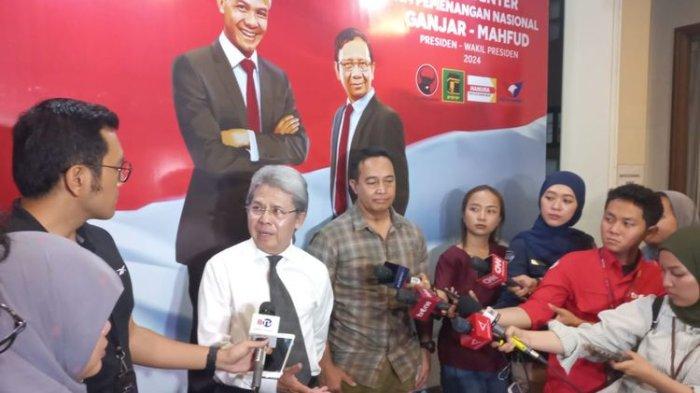 Wakil Ketua Tim Pemenangan Nasional (TPN) Ganjar-Mahfud, Jenderal TNI (Purn) Andika Perkasa didampingi Deputi Hukum TPN Todung Mulya Lubis di Media Center Jalan Cemara 19, Jakarta Pusat, Selasa (7/11/2023).
