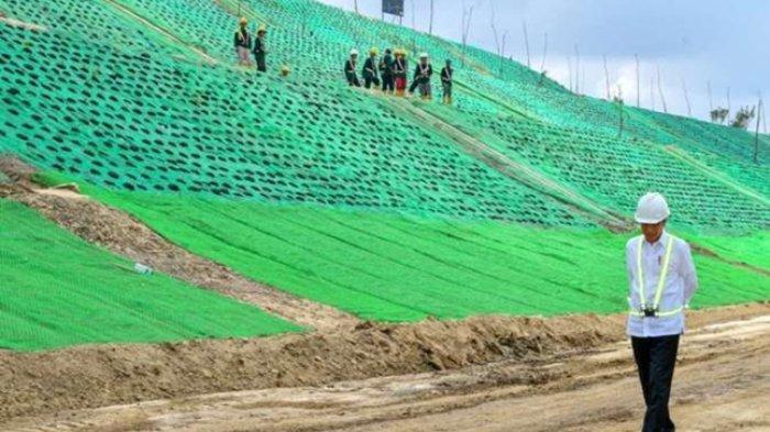 Presiden Joko Widodo meninjau proyek jalan Tol IKN di Balikpapan, Kalimantan Timur, Rabu (1/11/2023). Berikut deretan proyek di IKN Nusantara yang bakal groundbreaking Desember 2023. Keyakinan Kepala Otorita IKN Nusantara (OIKN) terkait proyek IKN