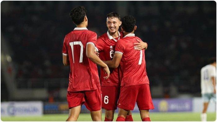 Pemain Timnas Indonesia, Ivar Jenner (tengah) memeluk Marselino Ferdinan (kanan) dan menyambut kedatangan Rafael Struick (kiri).