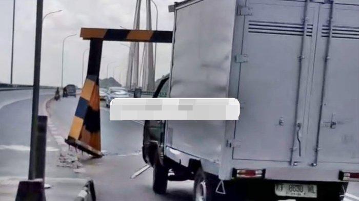 Penampakan portal Jembatan Achmad Amins yang tertabrak sebuah pickup boks, Jumat (10/11/2023). Belum diketahui apa yang dimuat di dalam box putih yang diangkut pickup hitam tersebut.