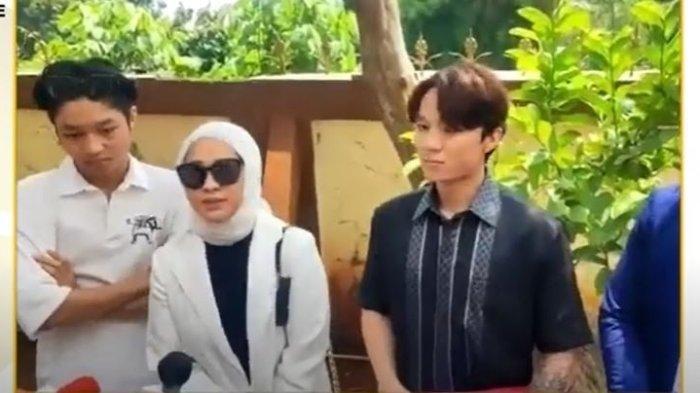 Okie Agustina mendatangi Pengadilan Agama Bogor ditemani Keisha Alvaro.