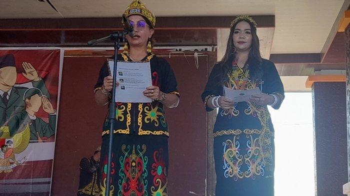 Petugas upacara Hari Pahlawan di Mahakam Ulu kompak pakai baju adat Dayak Mahakam Ulu, Kalimantan Timur, Jumat (10/11/2023).