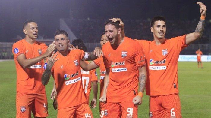 Striker Borneo FC, Felipe Cadenazi (kedua dari kanan) saat selebrasi bersama Leo Lelis, Stefano Lilipaly, Adam Alis, Silverio usai membobol gawang Persik ketiga kalinya pada pertandingan Liga 1 di Stadion Segiri Samarinda, Kamis (2/11/2023).
