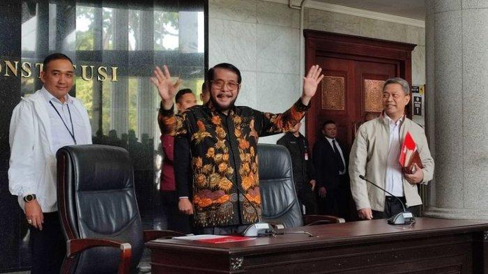 Eks Ketua Mahkamah Konstitusi (MK) Anwar Usman memberi keterangan pers menanggapi putusan Majelis Kehormatan MK (MK) yang menyatakannya melanggar etik berat dan mencopotnya dari kursi Ketua MK. Anwar Usman dicopot dari Ketua MK terus jadi sorotan. Kini Unissula Semarang tengah mengkaji pencabutan gelar profesor kehormatan paman Gibran ini.