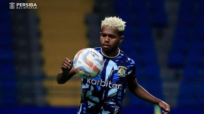 Ilustrasi pemain Persiba Balikpapan. Persewar Waropen berhasil meraih kemenangan penting atas Persiba Balikpapan dengan skor 3-1 pada laga lanjutan Liga 2 Grup 4 di Stadion Batakan, Balikpapan, Kalimantan Timur pada Minggu (12/11/2023) malam.