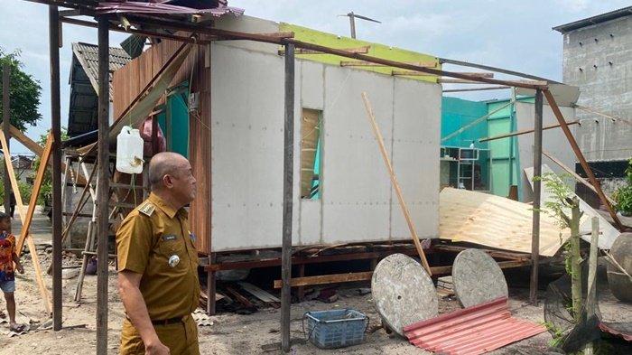 Angin puting beliung yang menerjang kawasan Samboja Kuala, Kecamatan Samboja, Kutai Kartanegara, Senin (13/11/2023) mengakibatkan sejumlah rumah mengalami kerusakan.