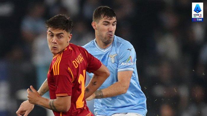 Paulo Dybala berduel dengan Alessio Romagnoli dalam laga derby Lazio vs AS Roma pekan ke-12 Liga Italia Serie A, Senin (13/11/2023) dini hari WIB yang berakhir imbang 0-0.
