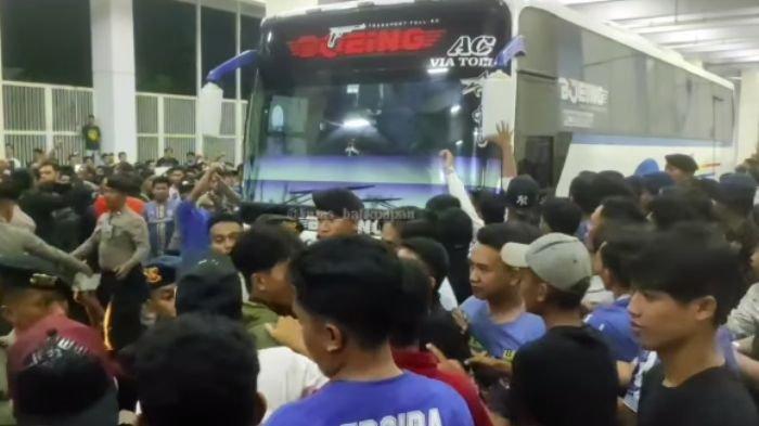 Suporter Persiba Balikpapan ngamuk usai laga Persiba Balikpapan vs Persewar, Minggu (12/11).