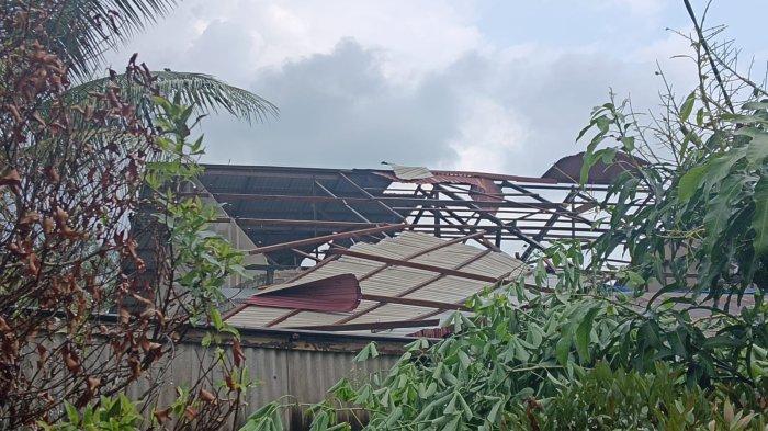 Bencana angin puting beliung menerjang kawasan Samboja Kuala, Kecamatan Samboja, Kutai Kartanegara, Kalimantan Timur. Sejumlah rumah dan warung dilaporkan rusak tersapu angin kencang.