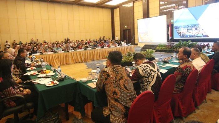 Rapat kerja dalam rangka optimalisasi penyelenggaraan pemerintahan dan pembangunan di Kalimantan Timur, yang berlangsung di Hotel Novotel Balikpapan.