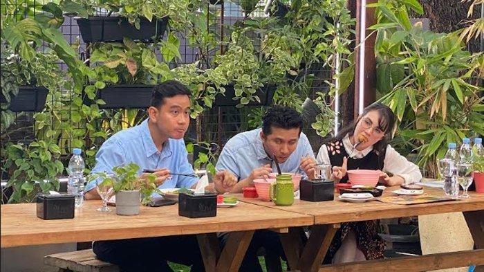 Calon wakil presiden Gibran Rakabuming Raka makan bareng Wakil Gubernur Jawa Timur, Emil Elestianto Dardak atau Emil Dardak dan istrinya, Arumi Bachsin menjelang pengambilan nomor urut capres dan cawapres pada Selasa (14/11/2023) sore.